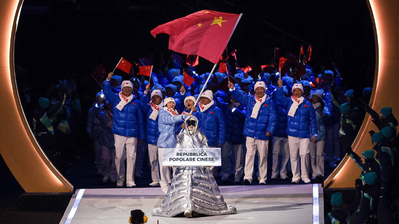 Kontingen China melakukan parade dalam upacara penutupan Olimpiade Musim Dingin Milan-Cortina 2026. (Foto: AP)