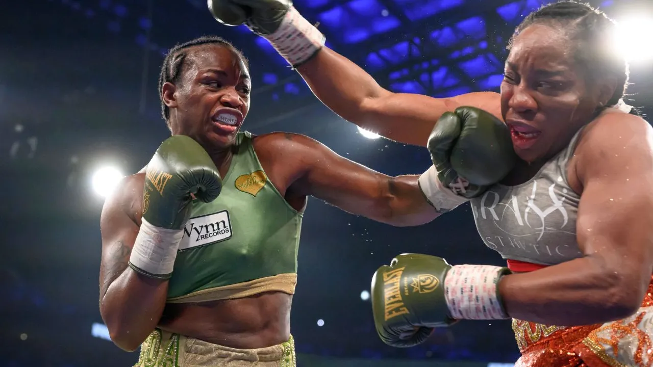 Claressa Shields Pertahankan Gelar Juara Sejati Usai Kalahkan Crews-Dezurn