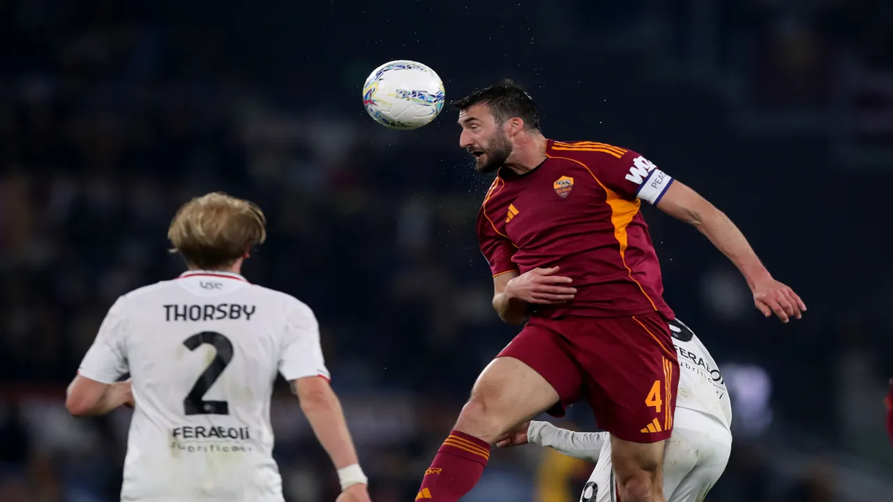 Usai membekuk Cremonese 3-0 dini hari tadi (23/2), Bryan Cristante menyebut AS Roma siap mati-matian untuk menyegel empat besar Serie A musim ini / via Getty Images