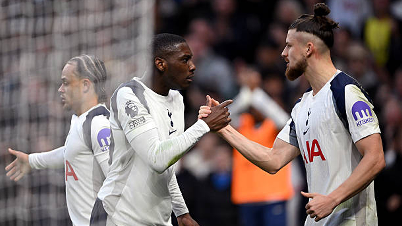 Gary Neville Akan Sangat Terkejut Jika Tottenham Terdegradasi