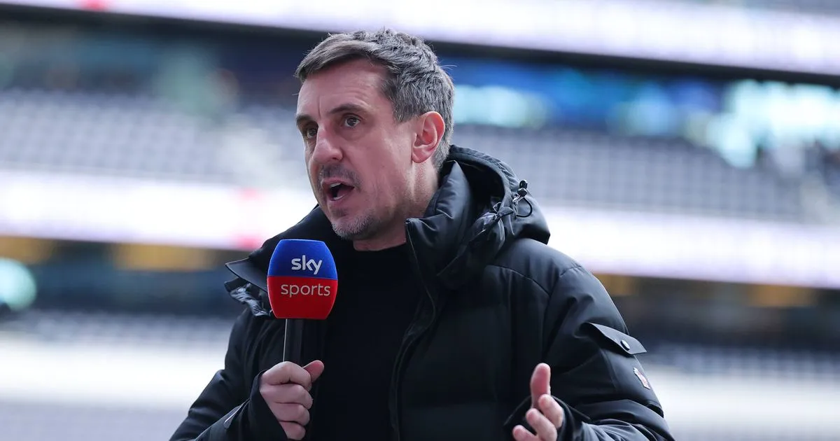 Gary Neville Kritik Penundaan Laga Tottenham vs Arsenal - sumber: (footballlondon)