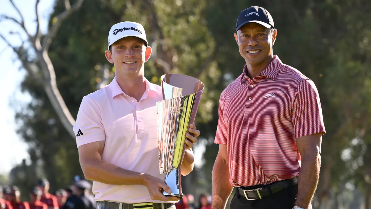 Jacob Bridgeman berpose dengan trofi Genesis Invitational bersama Tiger Woods. (Foto: Golf Digest)