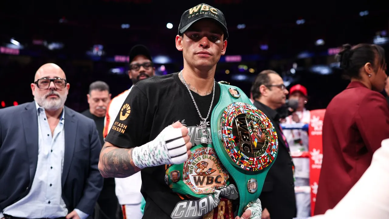 Ryan Garcia berpose dengan sabuk WBC setelah mengalahkan juara bertahan Mario Barros. (Foto: Fight TV)