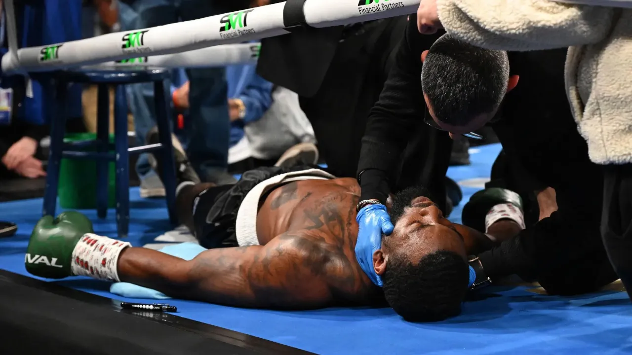 Joe George Jr terjatuh di atas kanvas sesaat setelah duduk di kursinya. (Foto: Fight TV)