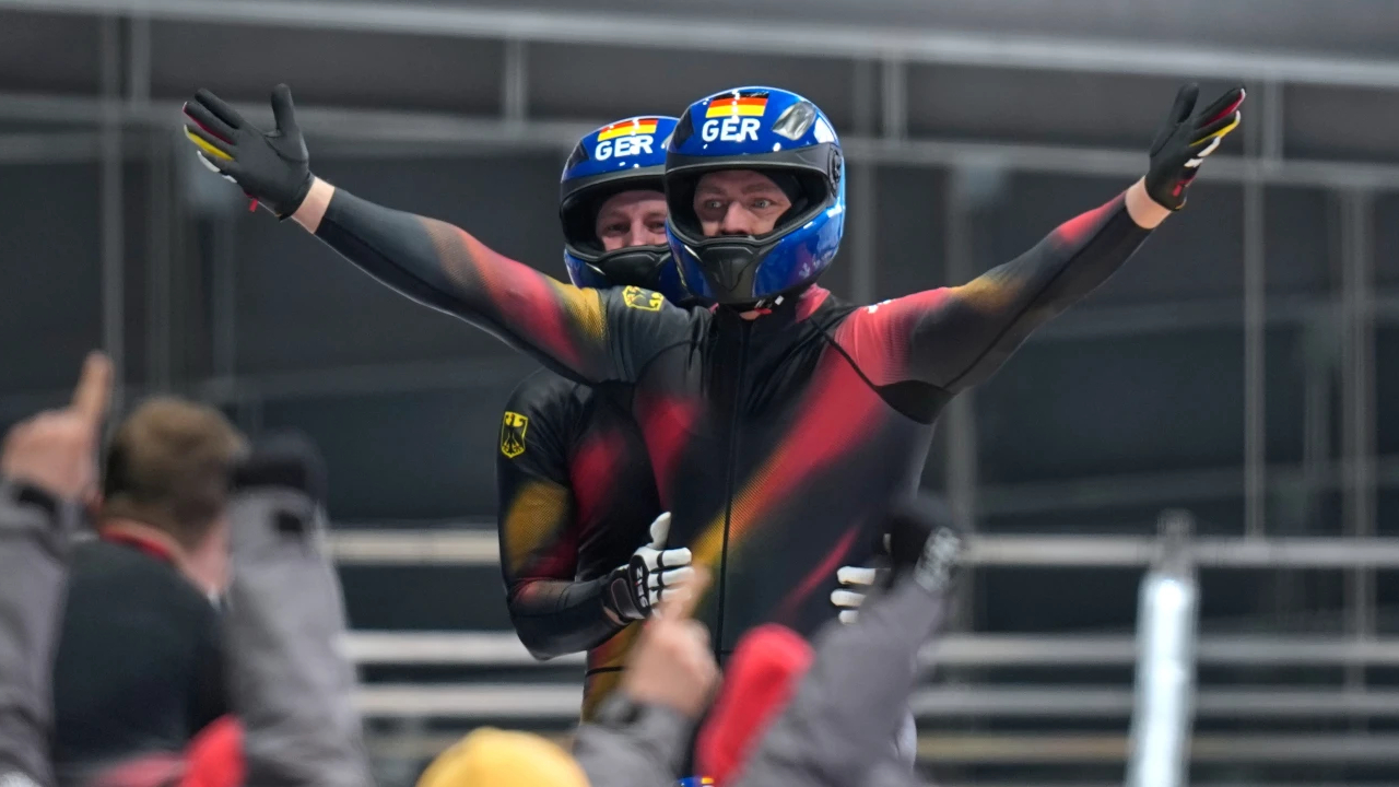Kemenangan itu sekaligus memastikan dua gelar bagi Johannes Lochner di edisi kali ini, setelah sebelumnya juga menjadi juara di nomor dua orang. (Foto: AP)