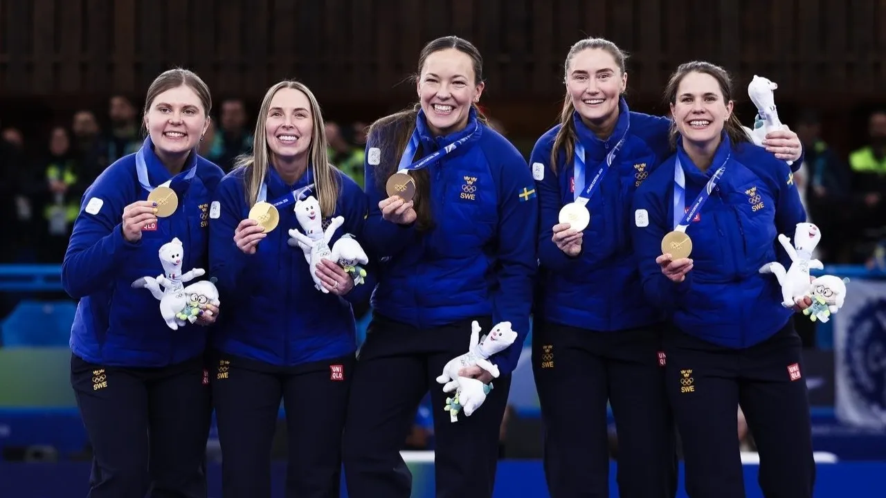 Tim curling putri Swedia merayakan emas mereka yang mempertegas posisi negaranya sebagai salah satu negara tersukses dalam sejarah curling Olimpiade. (Foto: AP)