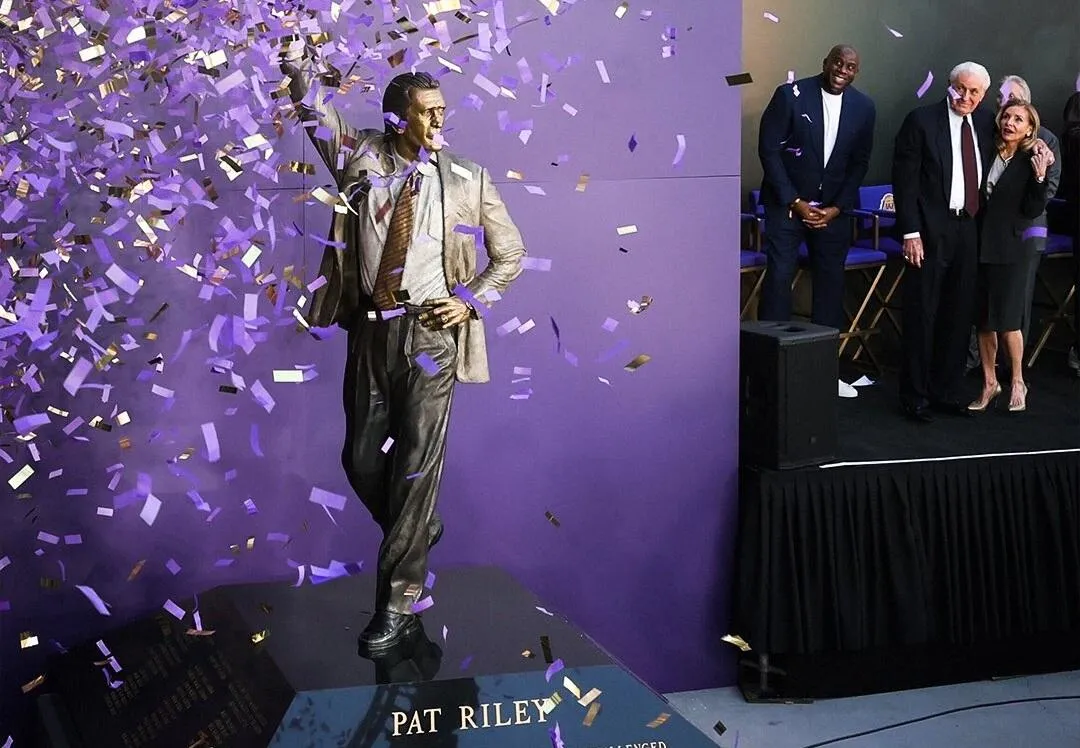 Patung Pat Riley Kini Hiasi Star Plaza di Crypto.com Arena