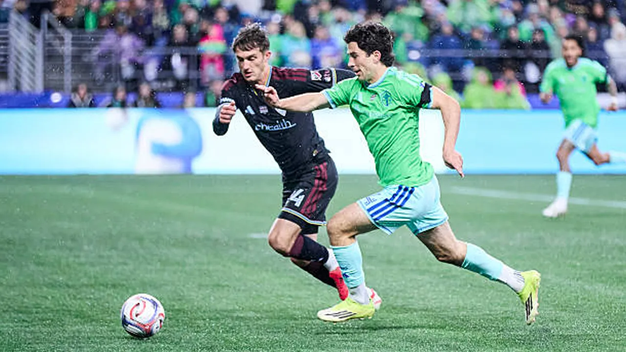 Paul Rothrock Bersinar, Seattle Sounders Tundukkan Colorado Rapids 2-0
