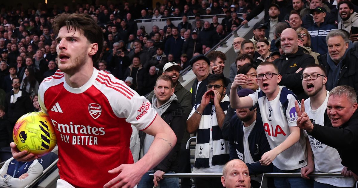 Pendukung Tottenham Hina Declan Rice dengan Foto Pasangan