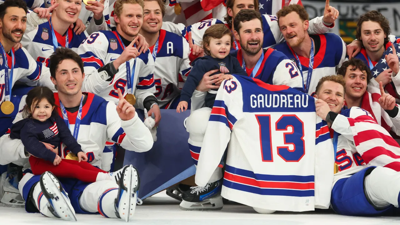 Tim Hoki Es Putra AS Ajak Anak Johnny Gaudreau Rayakan Emas Olimpiade