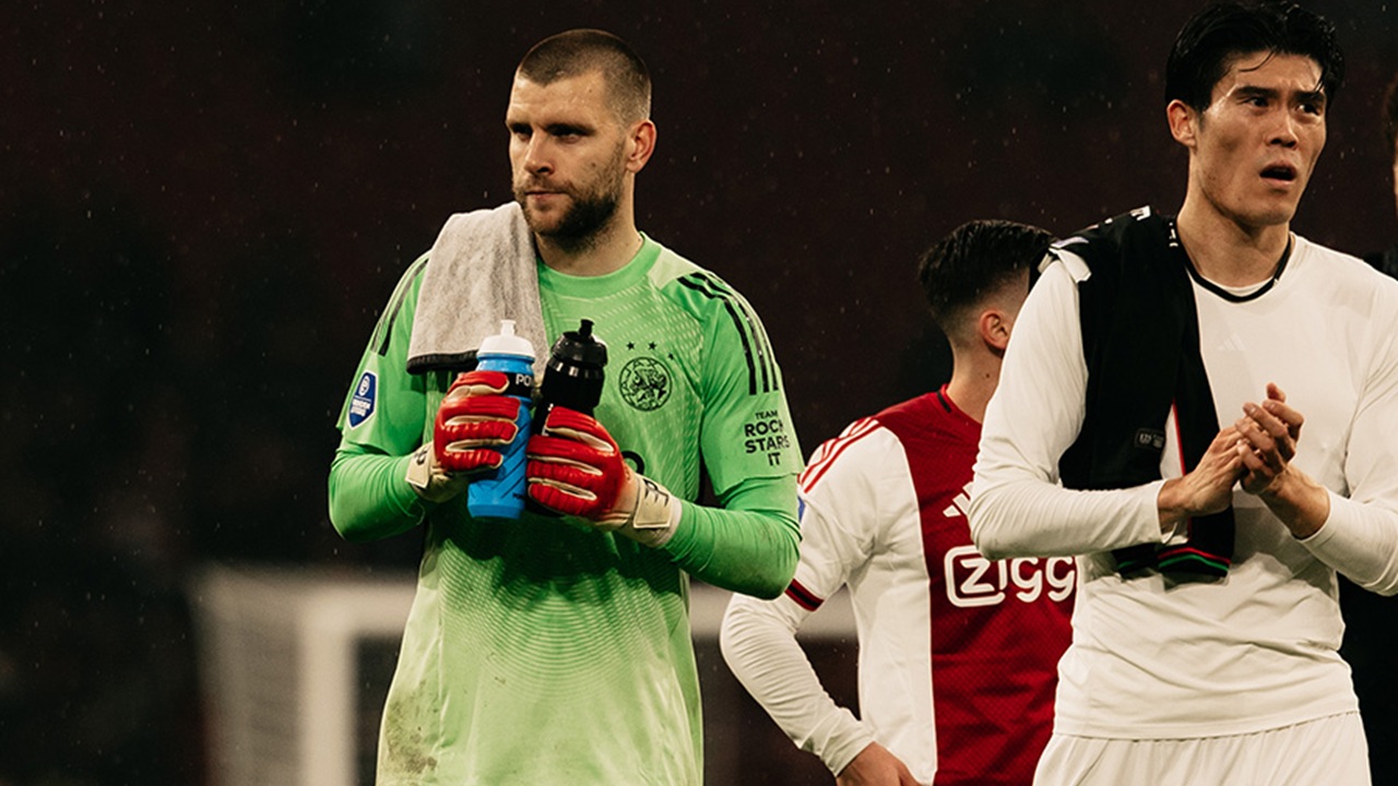 Tujuh Save Tak Cukup, Maarten Paes Kritik Antisipasi Bola Mati Ajax