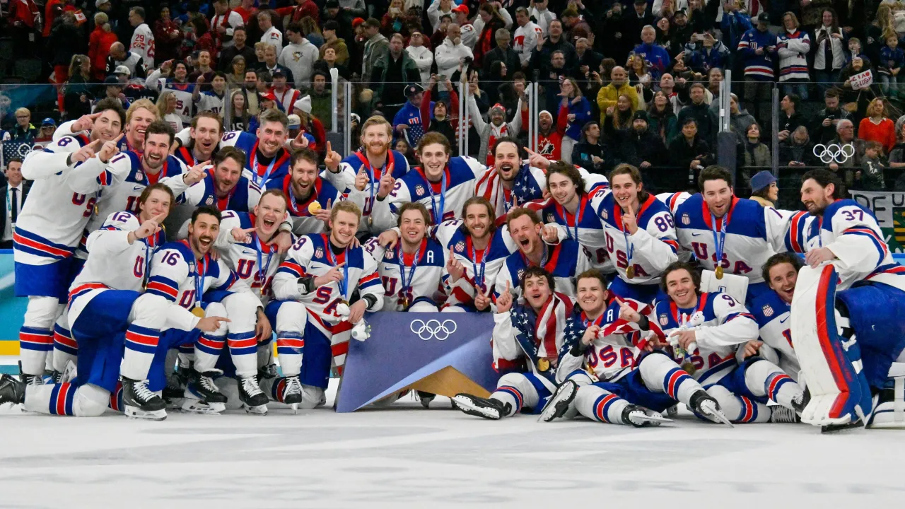 Tim hoki es putra Amerika Serikat berpose dengan medali emas Olimpiade mereka setelah mengalahkan Kanada di final. (Foto: AP)