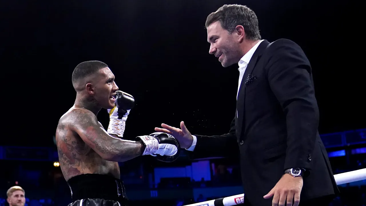 Conor Benn (kiri) dan promotor Eddie Hearn. (Foto: Fight TV)