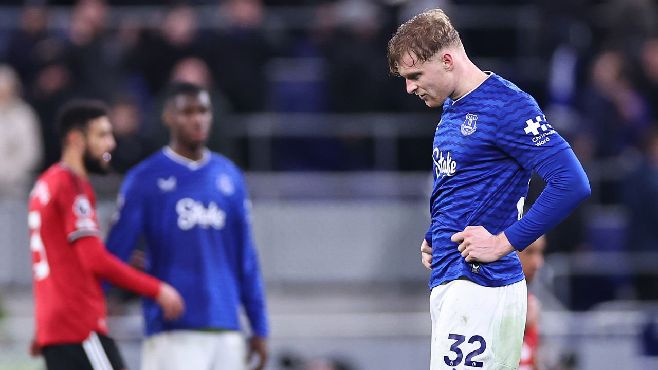 Jarrad Branthwaite Kecewa Berat Usai Everton Kalah Tipis dari MU