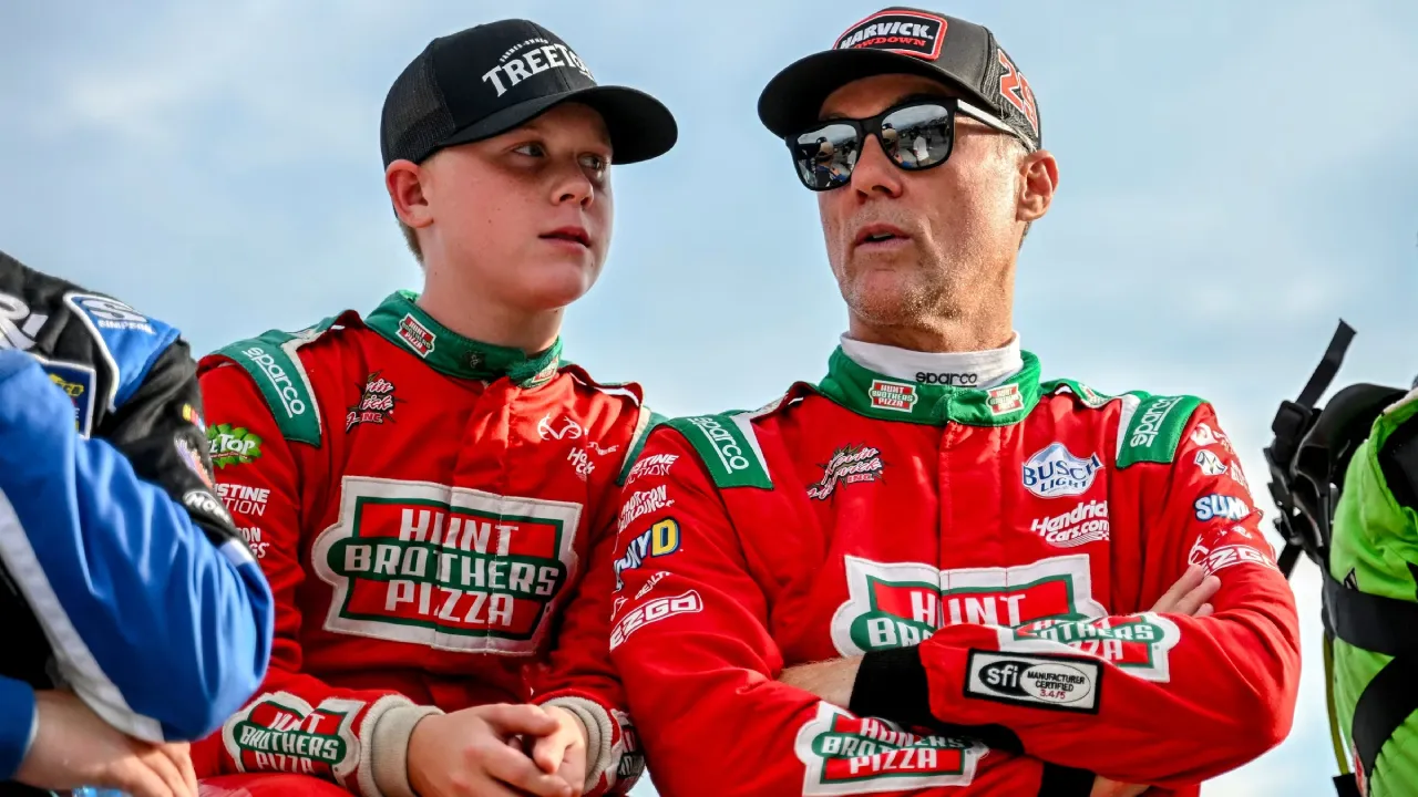 Keelan Harvick (kiri) dan sang ayah, Kevin Harvick. (Foto: AP)