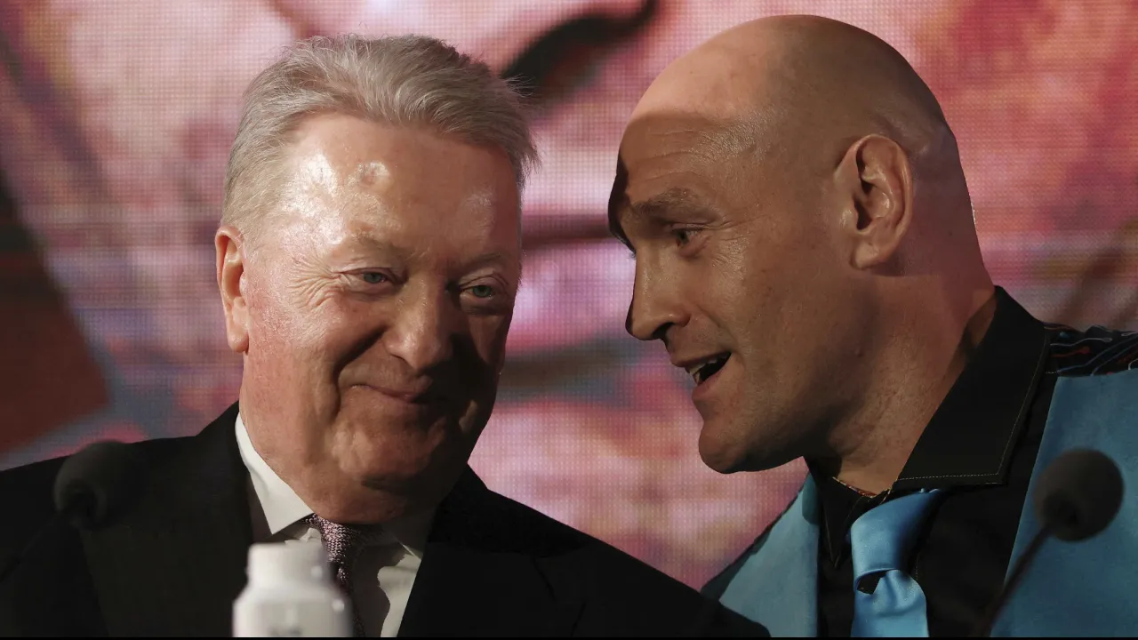 Frank Warren (kiri) dan Tyson Fury berbincang dalam konferemsi pers saat memperkenalkan duel melawan Arslanbek Makhmudov. (Foto: Fight TV)