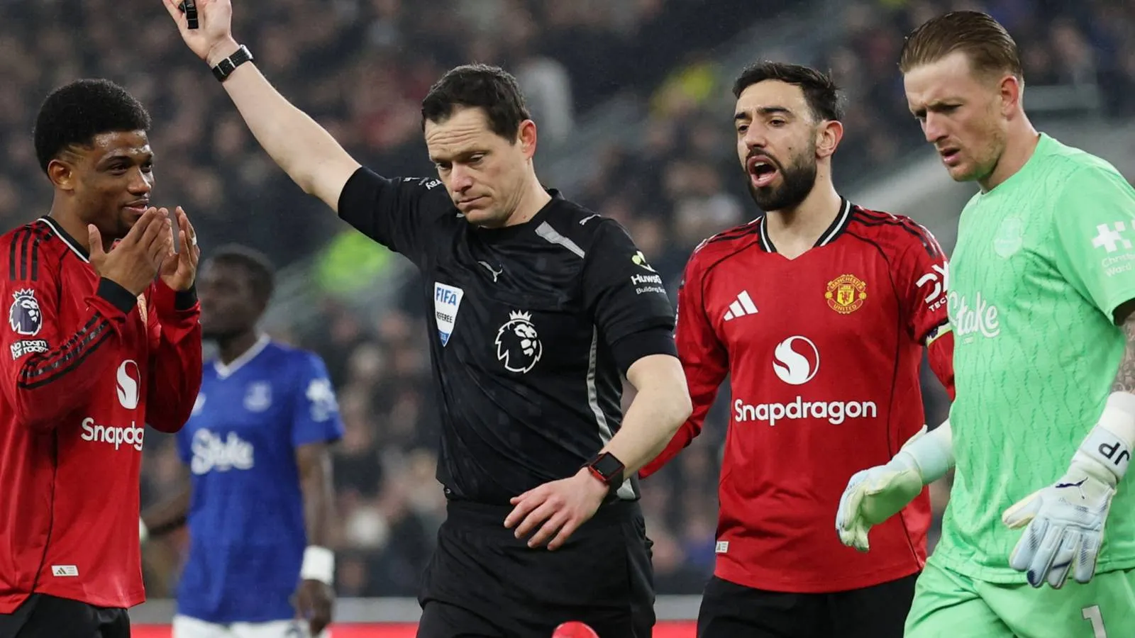 Wasit Tuntut PGMOL Bertindak Usai Insiden Kontroversial di Laga Everton vs Man Utd - sumber: (givemesport)
