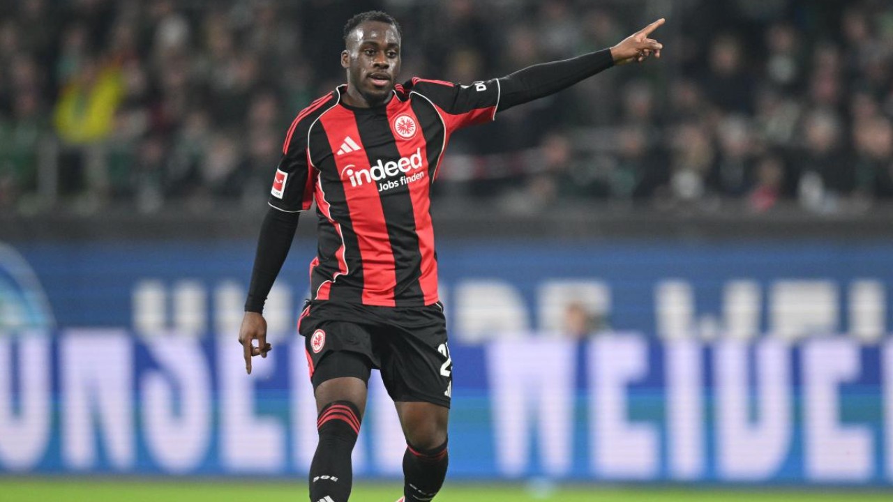 Eintracht Frankfurt Pertimbangkan Permanenkan Status Arnaud Kalimuendo