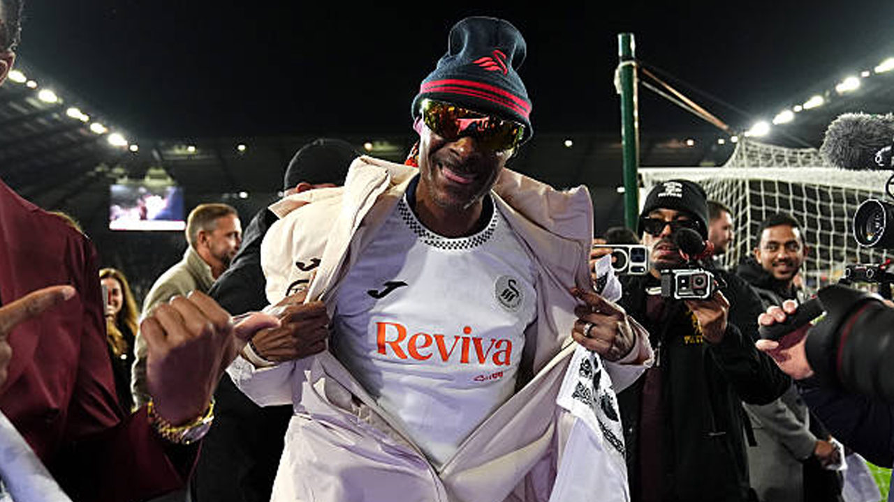 Jadi Investor, Snoop Dogg Disambut Meriah di Markas Swansea City