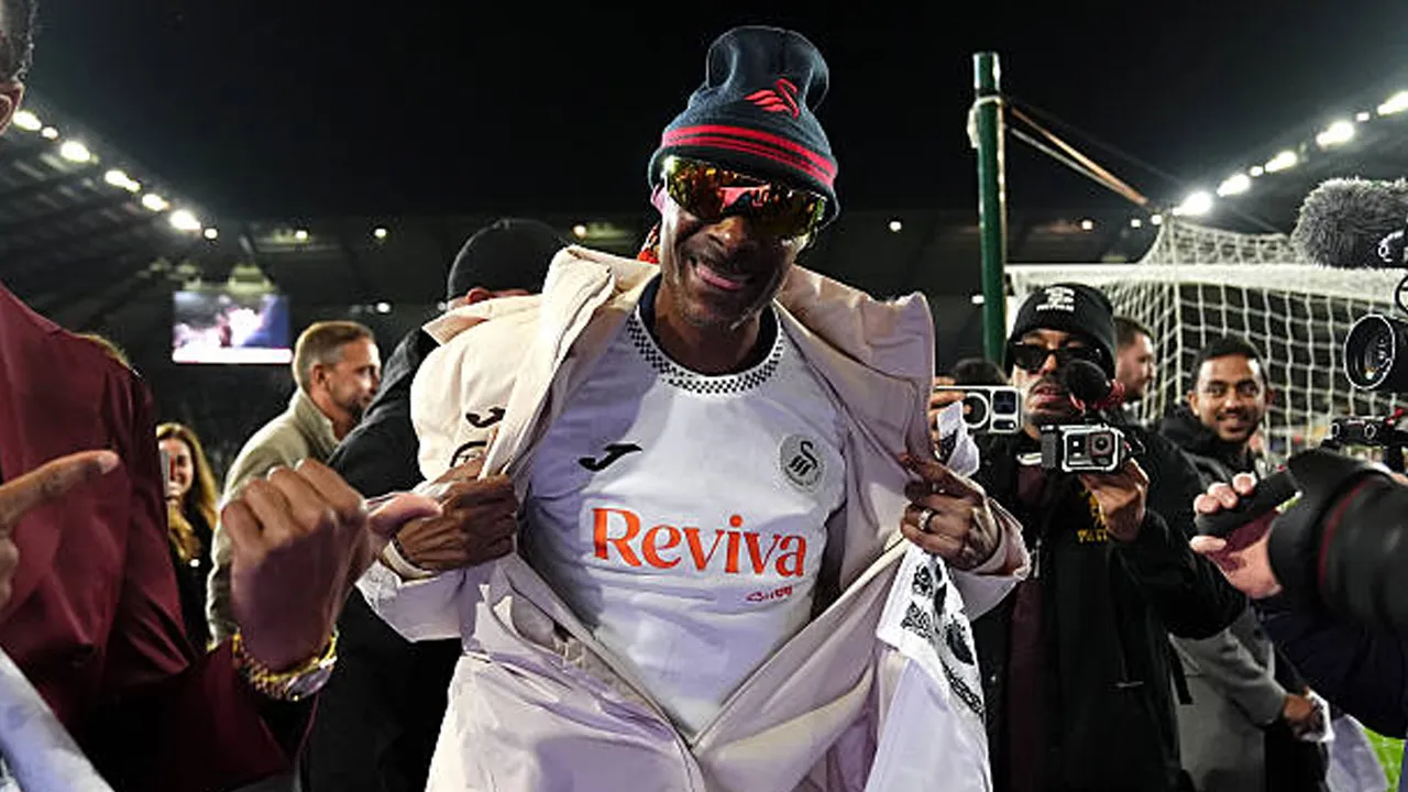 Jadi Investor, Snoop Dogg Disambut Meriah di Markas Swansea City