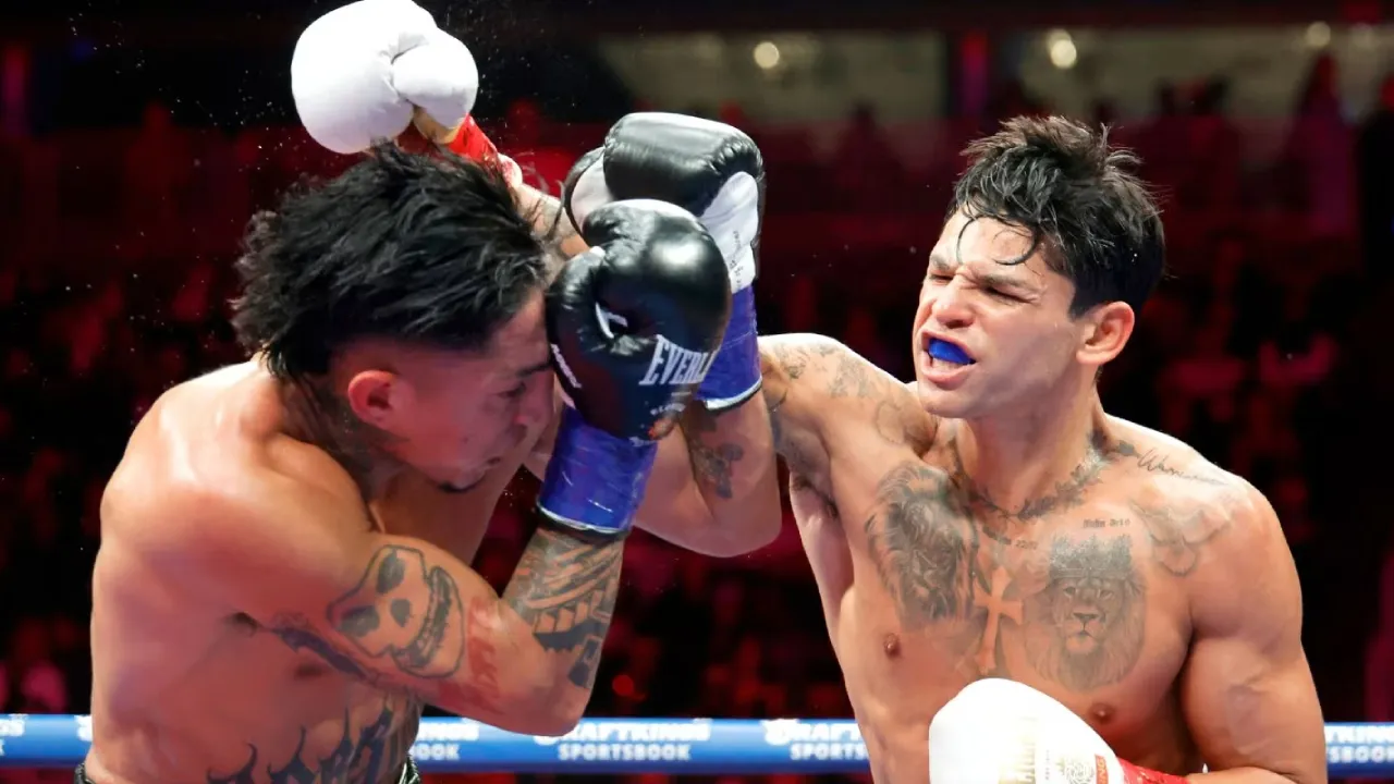 Ryan Garcia (kanan) berulang kali mendaratkan pukulan bersih dan membuat Mario Barrios kesulitan mengembangkan permainan. (Foto: Fight TV)