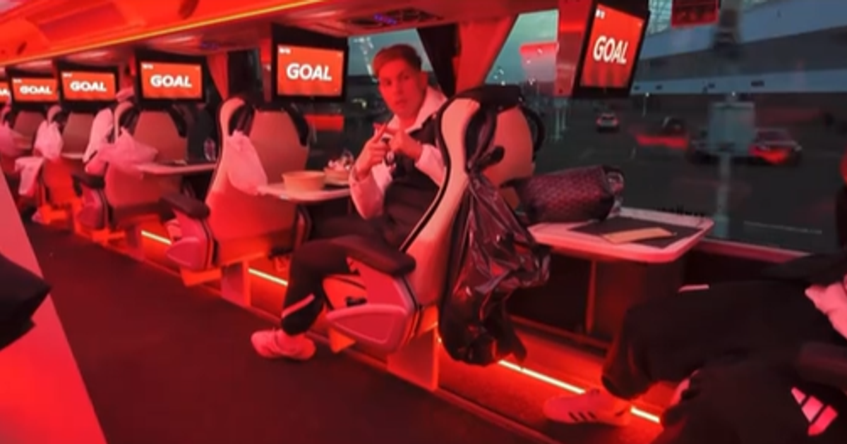 Smith Rowe Tunjukkan Dukungan untuk Arsenal di Bus Fulham