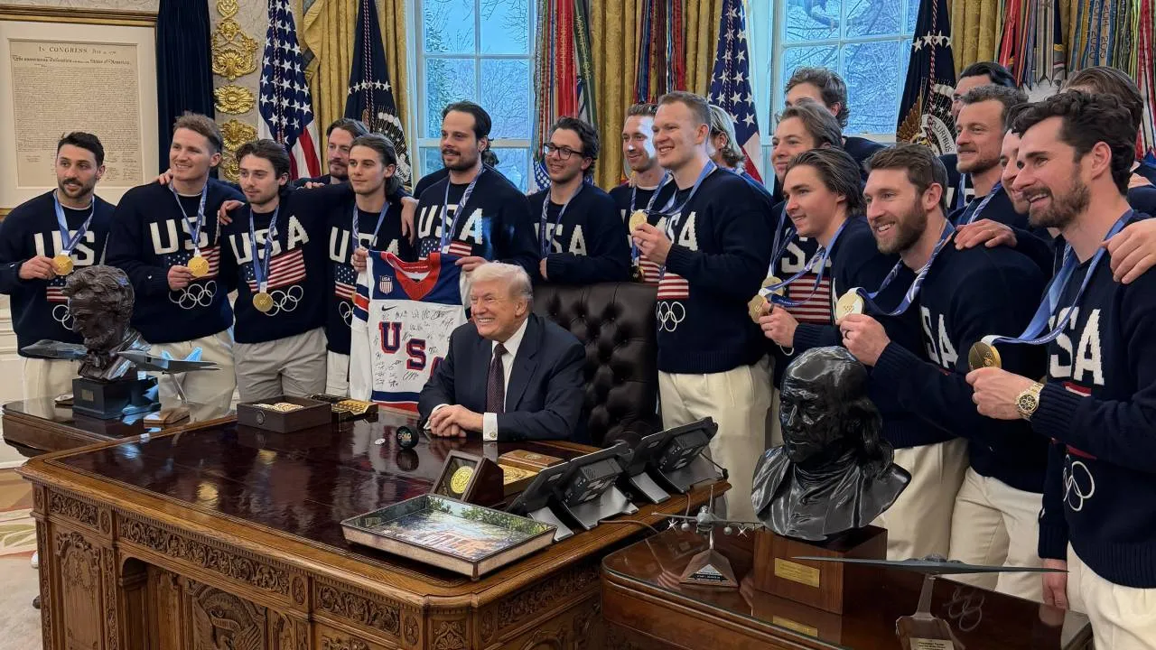 Para pemain hoki es putra AS berpose bersama dengan Presiden Donald Trump. (Foto: Instagram)