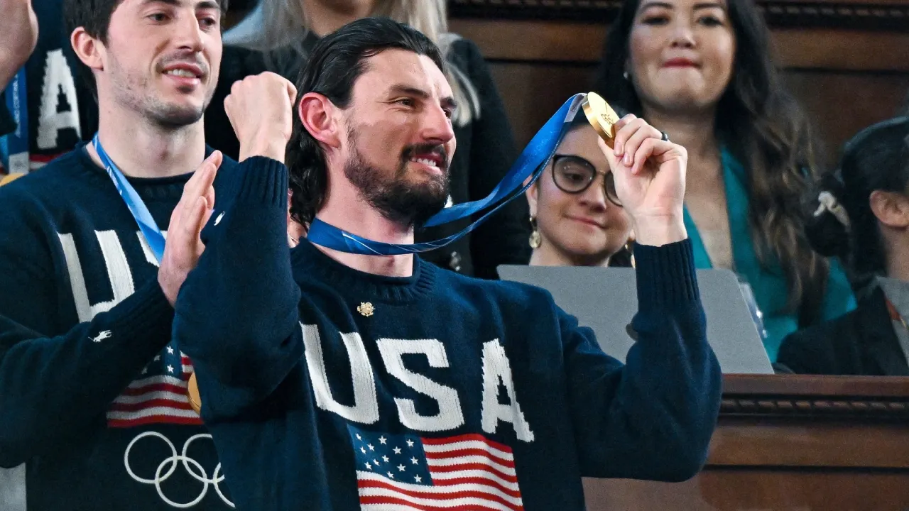 Connor Hellebuyck Terima Penghargaan Sipil Tertinggi di Amerika Serikat