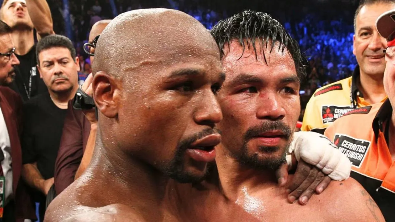 Manny Pacquiao (kanan) dan Floyd Mayweather Jr berpose setelah pertarungan pertama mereka. (Foto: Fight TV)