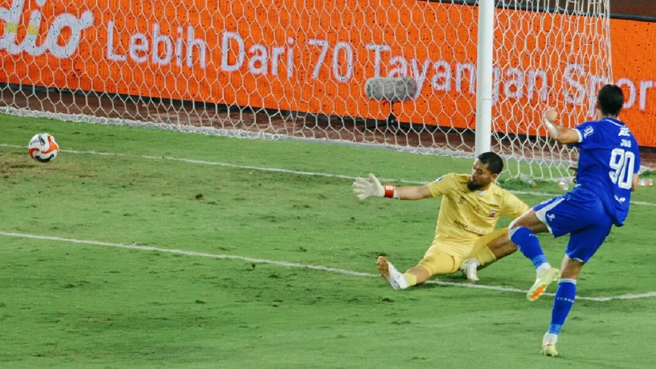 Penyerang Persib Bandung, Andrew Jung mencetak satu gol ke gawang Madura United