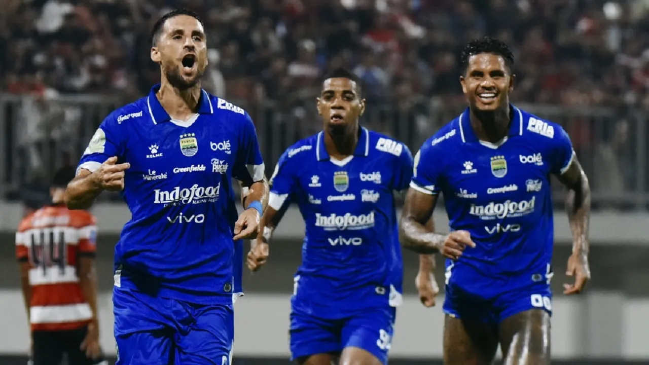 Pemain Persib Bandung merayakan gol ke gawang Madura United di pertemuan pertama