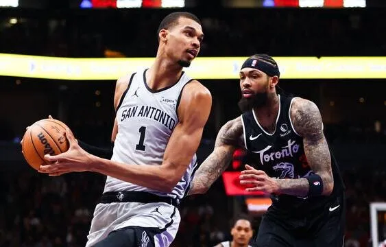 Spurs Catat 10 Kemenangan, Wembanyama Tampil Kurang Optimal - sumber: (mainbasket)