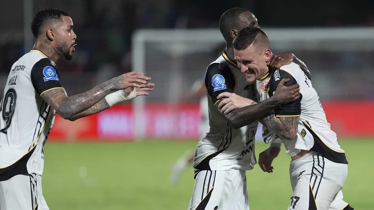 Pemain Persija Jakarta, Fabio Calonego merayakan gol ke gawang Malut United FC