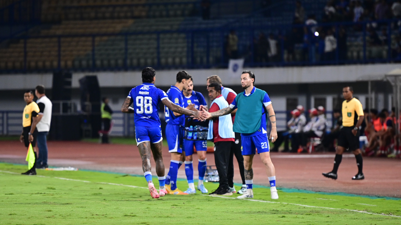 Tak Hadir di Bench, Bojan Tetap Berperan di Pesta Gol Persib