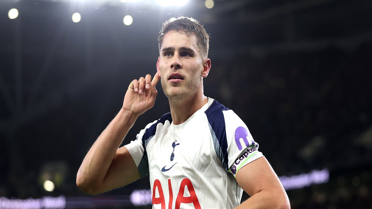 Tudor Konfirmasi Ada Masalah Pada Van de Ven Jelang Kontra Fulham