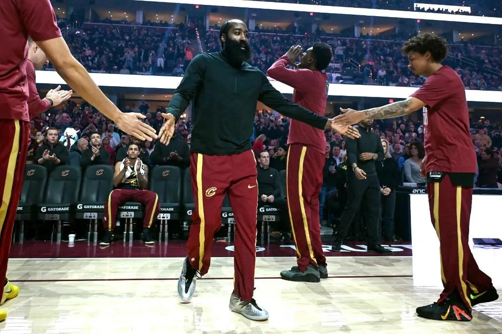 Kehadiran James Harden Permudah Tugas Atkinson di Cavaliers - sumber: (mainbasket)