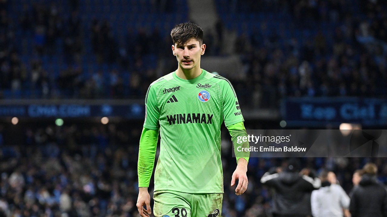 Liam Rosenior Jadikan Mike Penders Kiper Utama Chelsea Musim Depan?