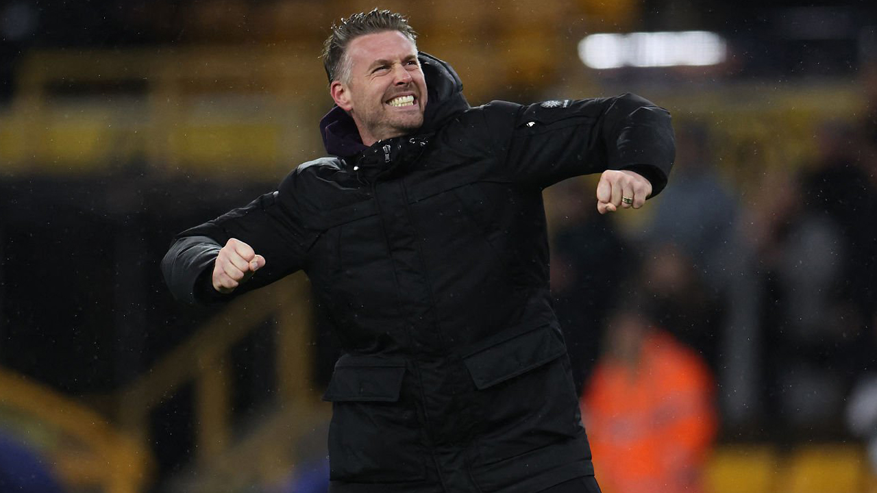 Rob Edwards Larut dalam Emosi Usai Wolves Kalahkan Aston Villa