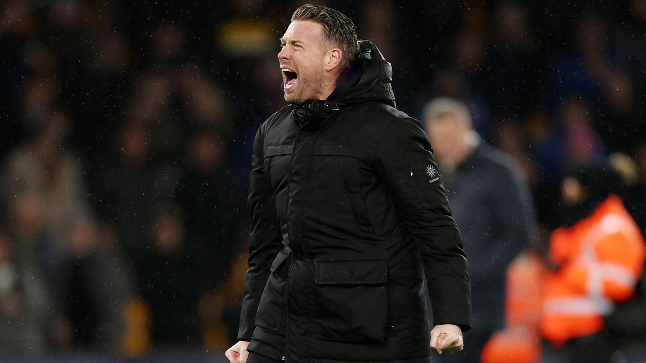 Rob Edwards Puas, Wolves Tampil Oke Saat Kalahkan Aston Villa