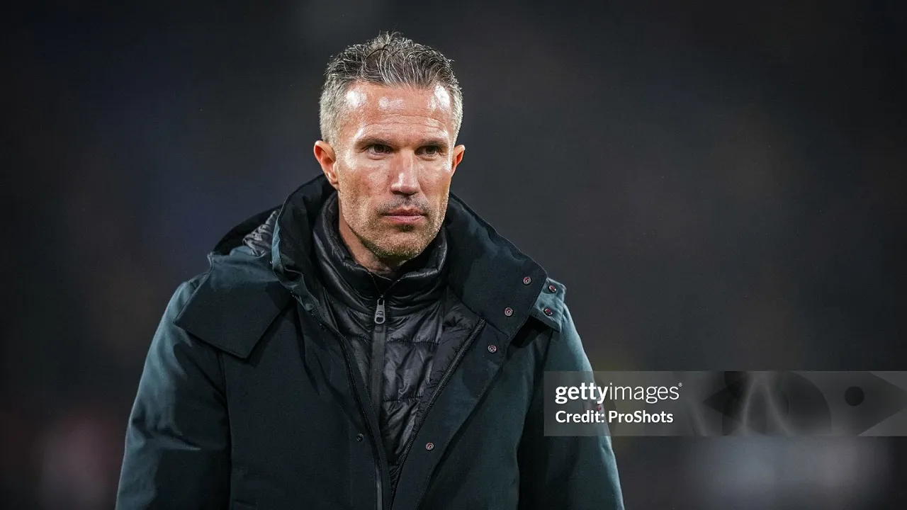 Robin van Persie Bela Raheem Sterling dari Kritik