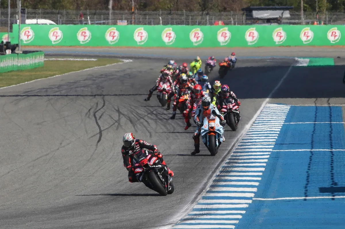 Bezzecchi Juara di Thailand, Marquez Alami Drama Ban - sumber: (motorsport)