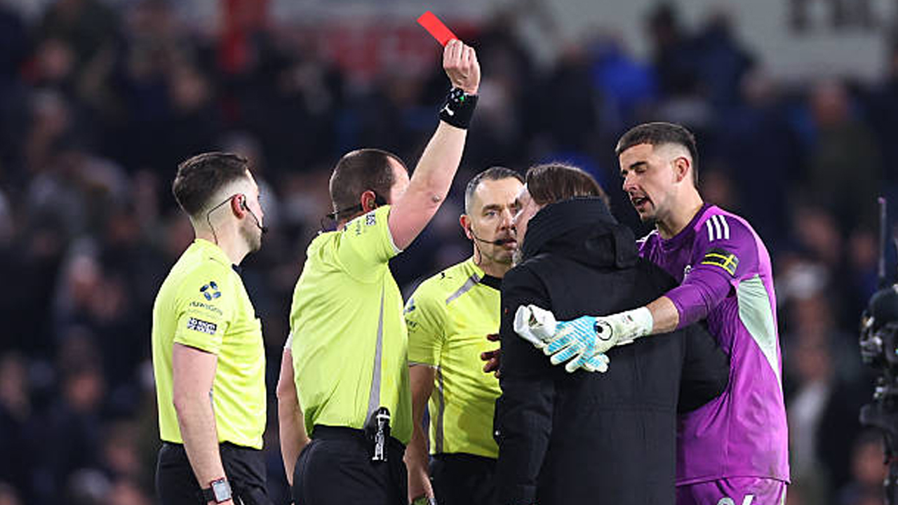 Daniel Farke Akan Minta Leeds United Ajukan Banding Kartu Merahnya