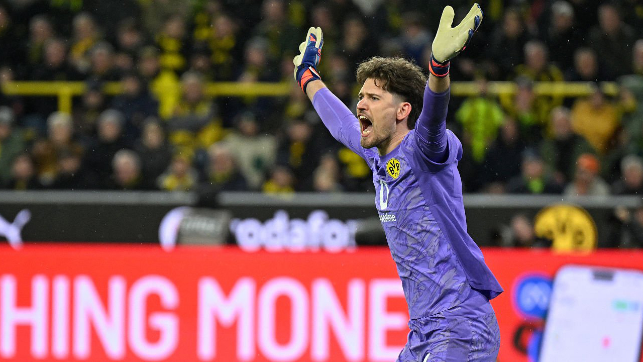 Dortmund Kalah Tipis di Der Klassiker, Gregor Kobel Akui Bayern Lebih Tajam