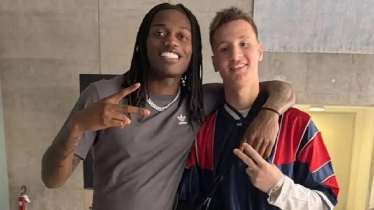 Kebersamaan Rafael Leao dan Camarda Memicu Diskusi Hangat di Medsos