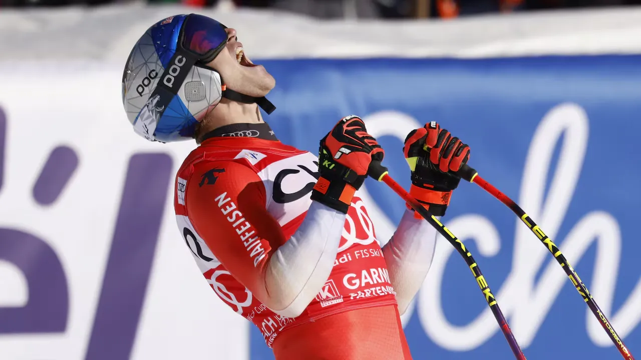 Dalam lomba pertama putra sejak Olimpiade Milan-Cortina, Marco Odermatt mencatat waktu tercepat di lintasan Kandahar. (Foto: AP)