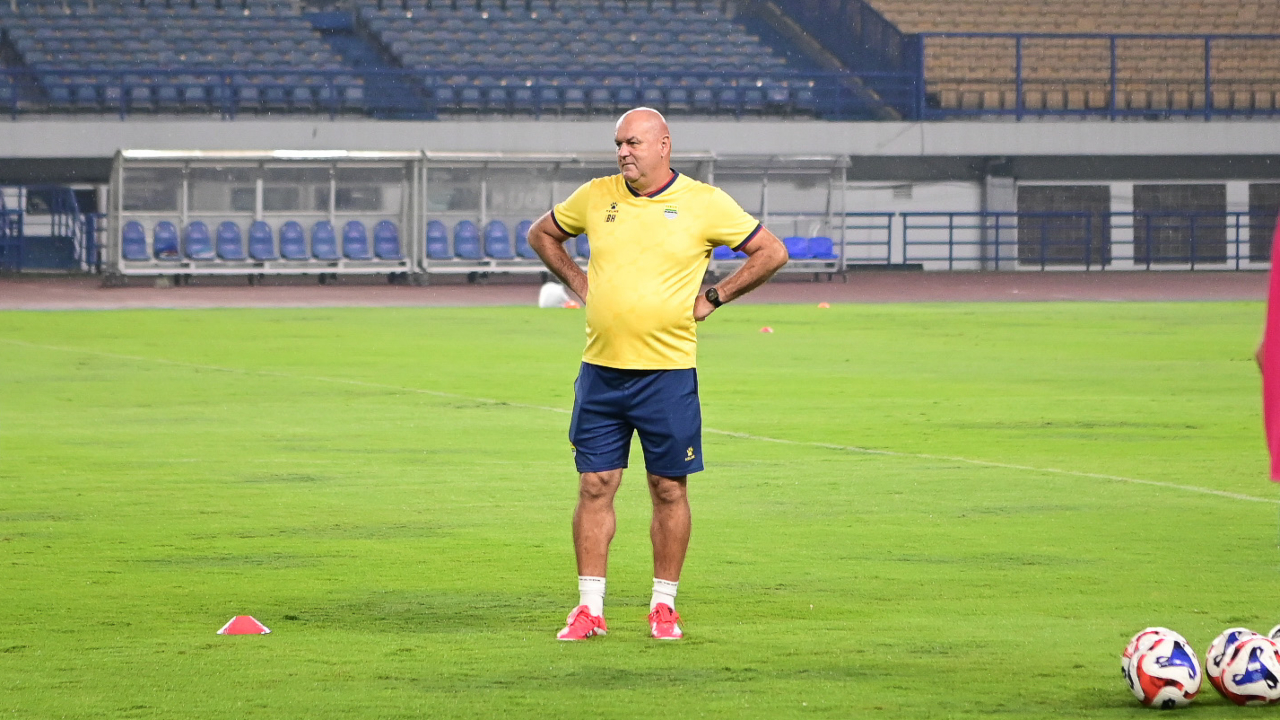 Peningkatan Kinerja Persebaya Tarik Perhatian Pelatih Persib