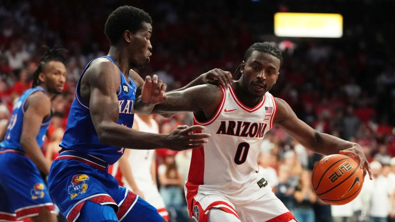 Jaden Bradley (kanan) mencetak 10 poin saat Arizona Wildcats menundukkan Kansas Jayhawks 84-61 dalam lanjutan musim regular NCAA putra, Sabtu (28/2).
