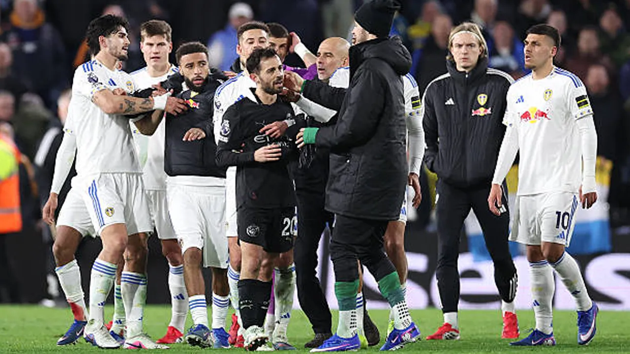 Ricuh Usai Laga, Jayden Bogle Terlibat Konfrontasi dengan Bernardo Silva