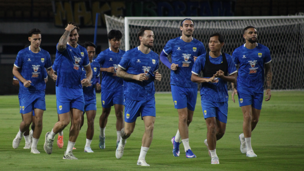 Tatap Laga Selevel Derby, Persib Cari Tiga Poin dari Surabaya