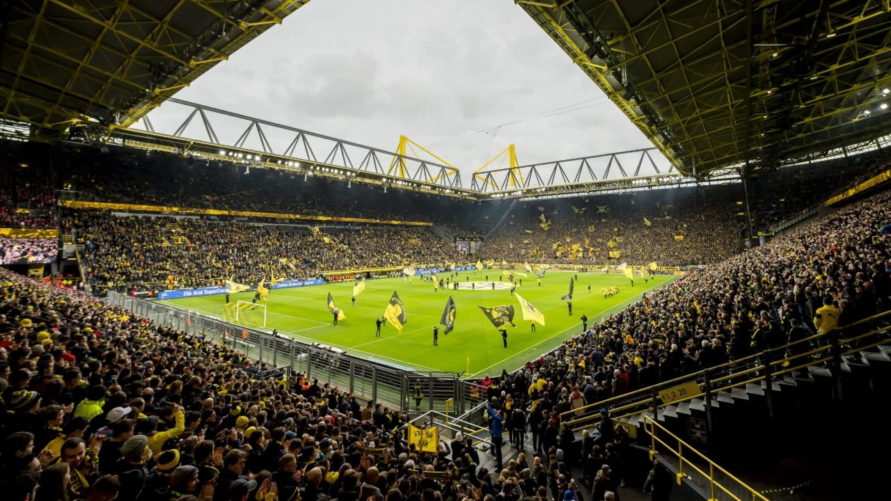 Tribun Suporter Bayern di Markas Dortmund Kosong, Jamal Musiala: Tumben Sepi!